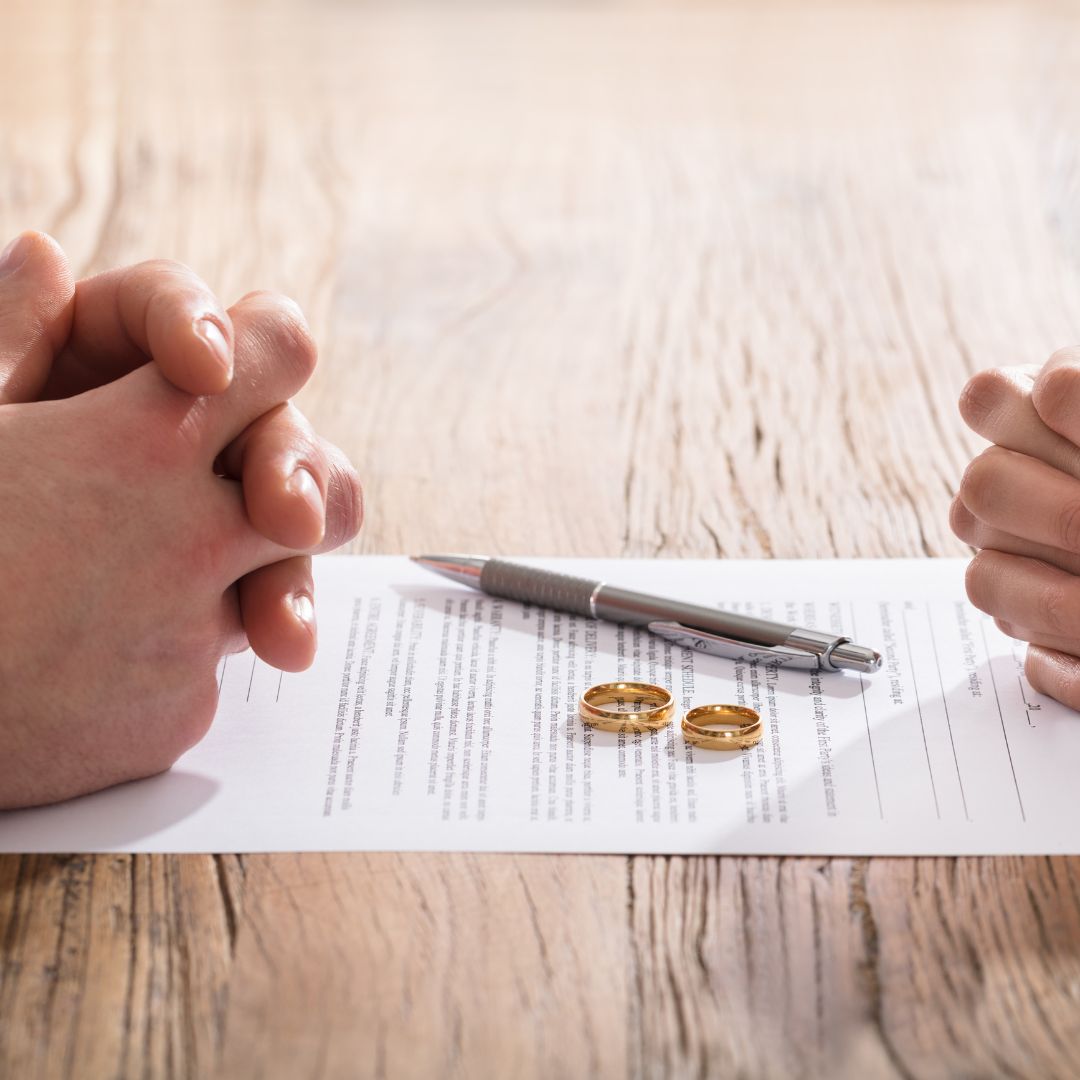 Ilustrație pentru articolul „Divorțez! Îmi pot păstra numele de familie din timpul căsătoriei?”